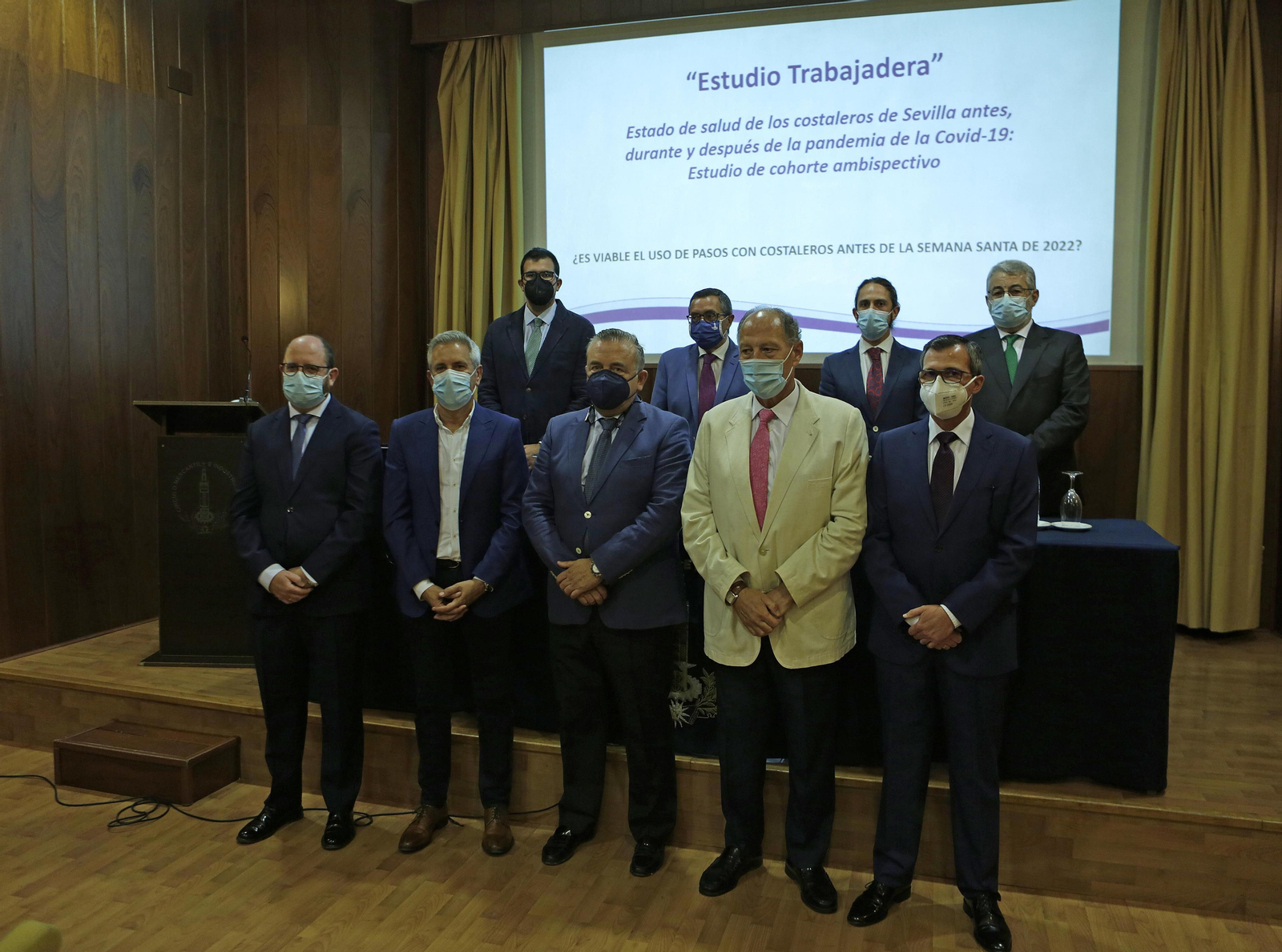 Los médicos involucrados en el estudio junto al presidente del Mercantil.