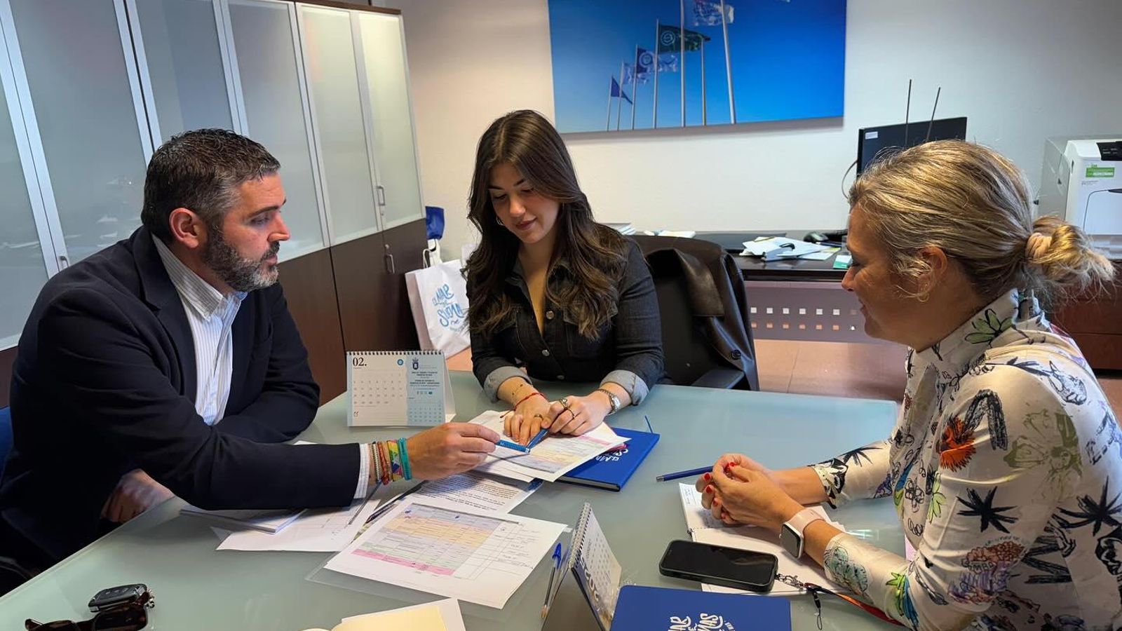 Juan José Alonso, delegado de Turismo, Cultura y Deporte, reunido con la edil roquetera Amalia López.