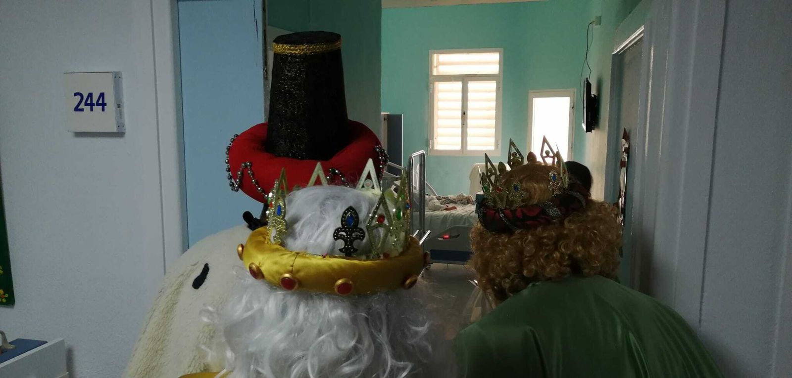 La visita de los Reyes Magos al Hospital de Puerto Real en imágenes