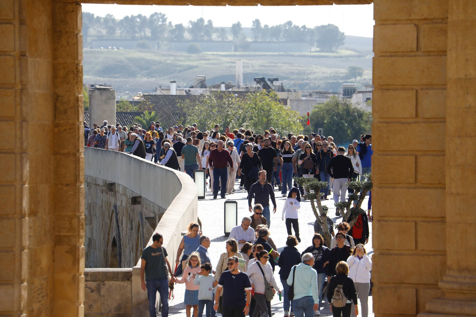 Las imágenes de Córdoba repleta de turistas en el Puente de los Santos