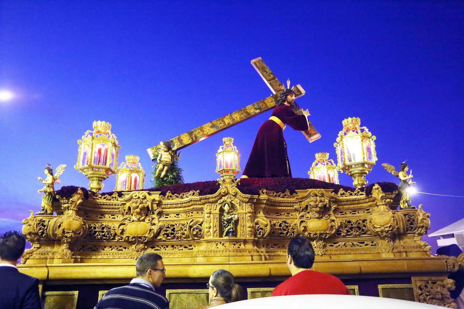 El Nazareno, a la hora del amanecer a su paso por La Pescadería.