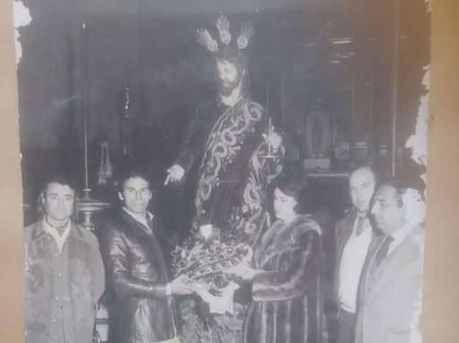 Imagen publicada por la Cena del momento de la entrega del traje de luces al Señor de la Cena. Imagen publicada por la Cena del momento de la entrega del traje de luces al Señor de la Cena.