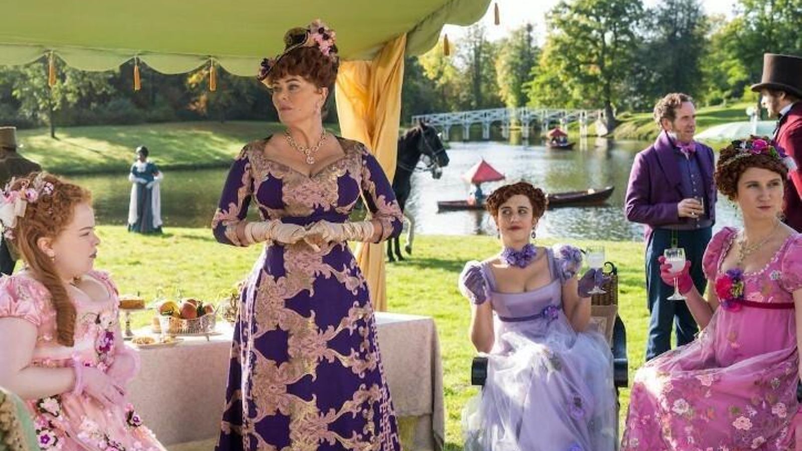 Estampados, colores llamativos y escotes pronunciados para señoras mayores.