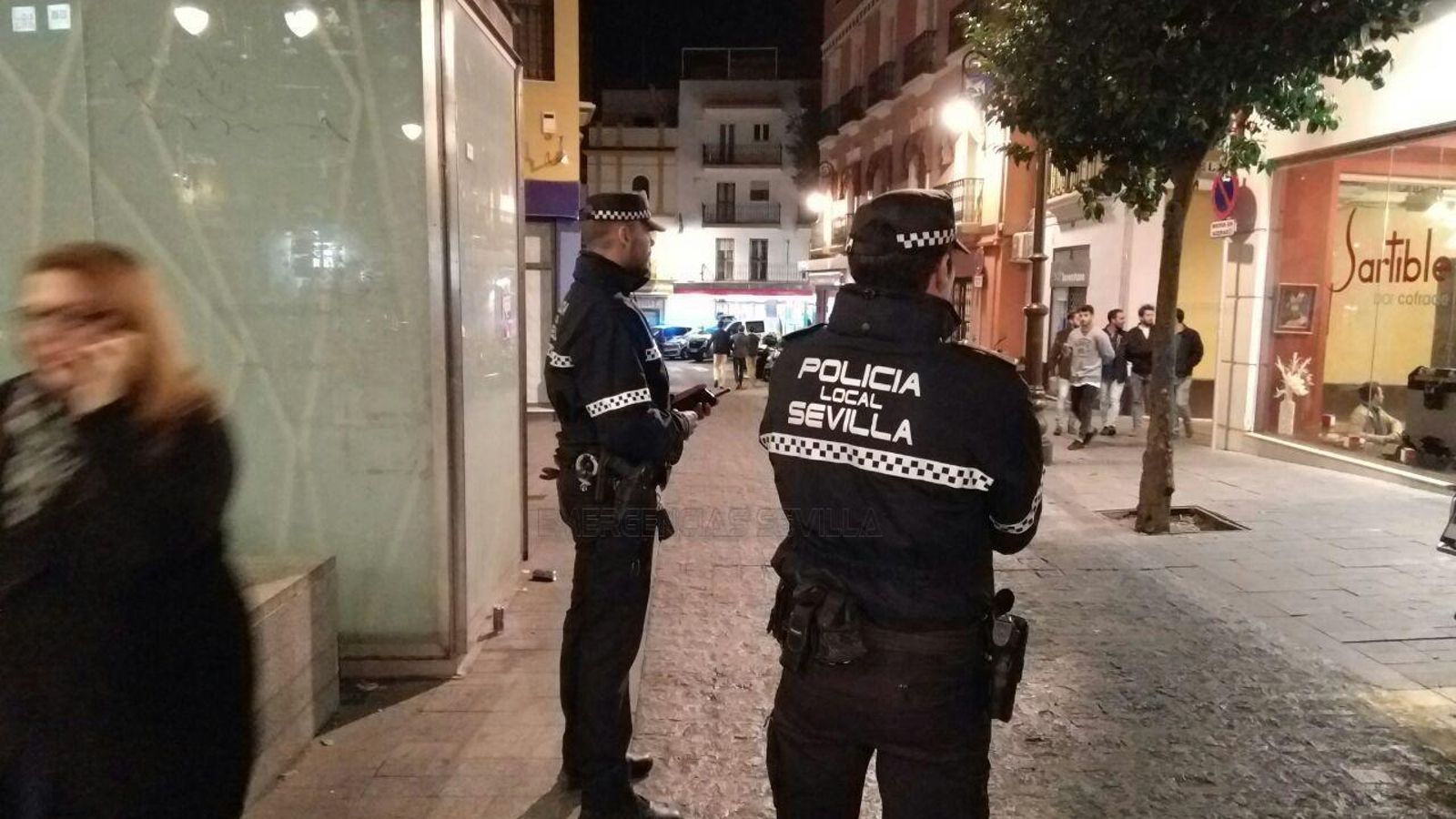 Una pareja de agentes en el entorno de la Plaza de la Alfalfa