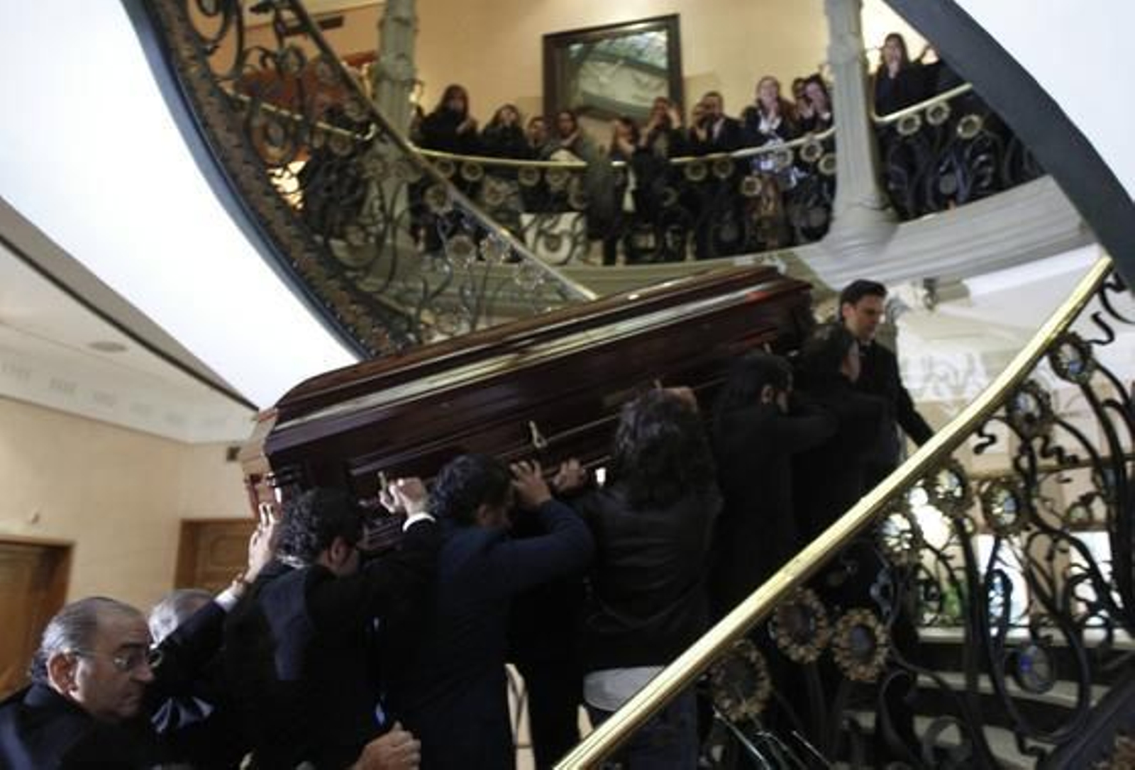 El féretro llega a la capilla ardiente. / EFE