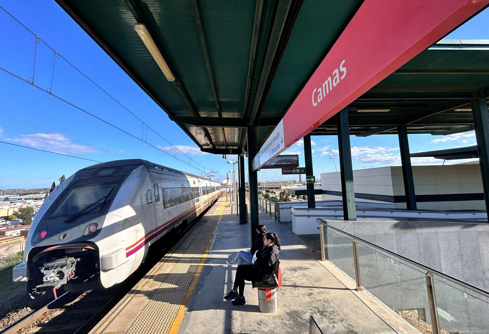 Un Cercanías cerca de la estación de Camas.