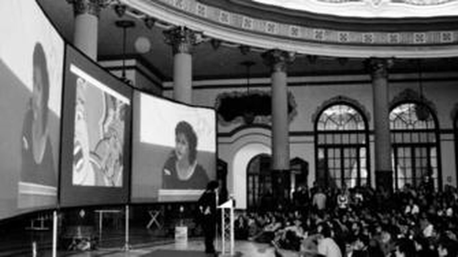 Isabel Sánchez Chiara, de Animation Bull, durante su intervención en la pasada edición del Pecha Kucha, que se celebró en el Casino de la Exposición.