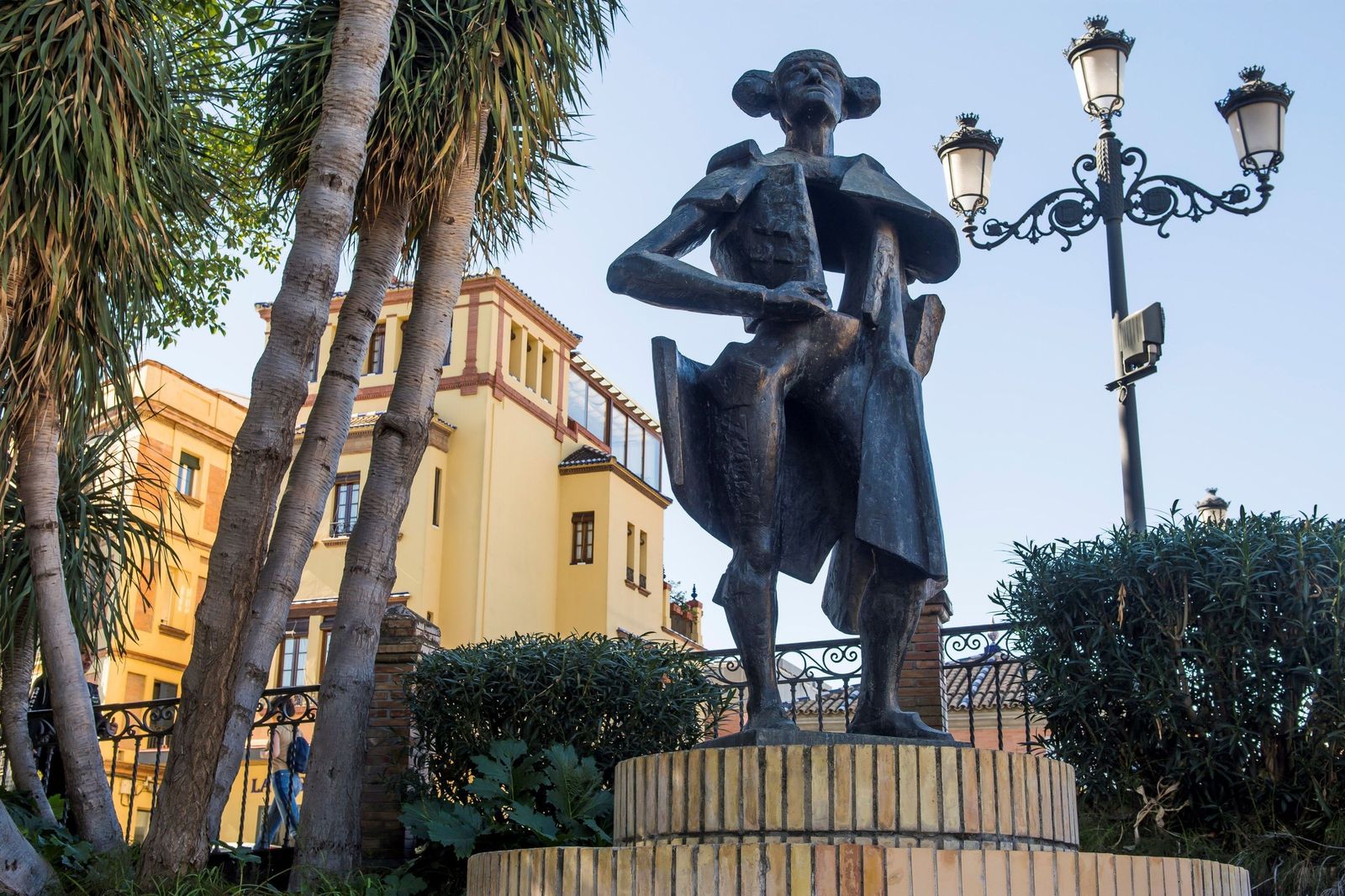 Venancio Blanco, en una de sus estancias en Córdoba. A la derecha, su visión de Belmonte en el Altozano.