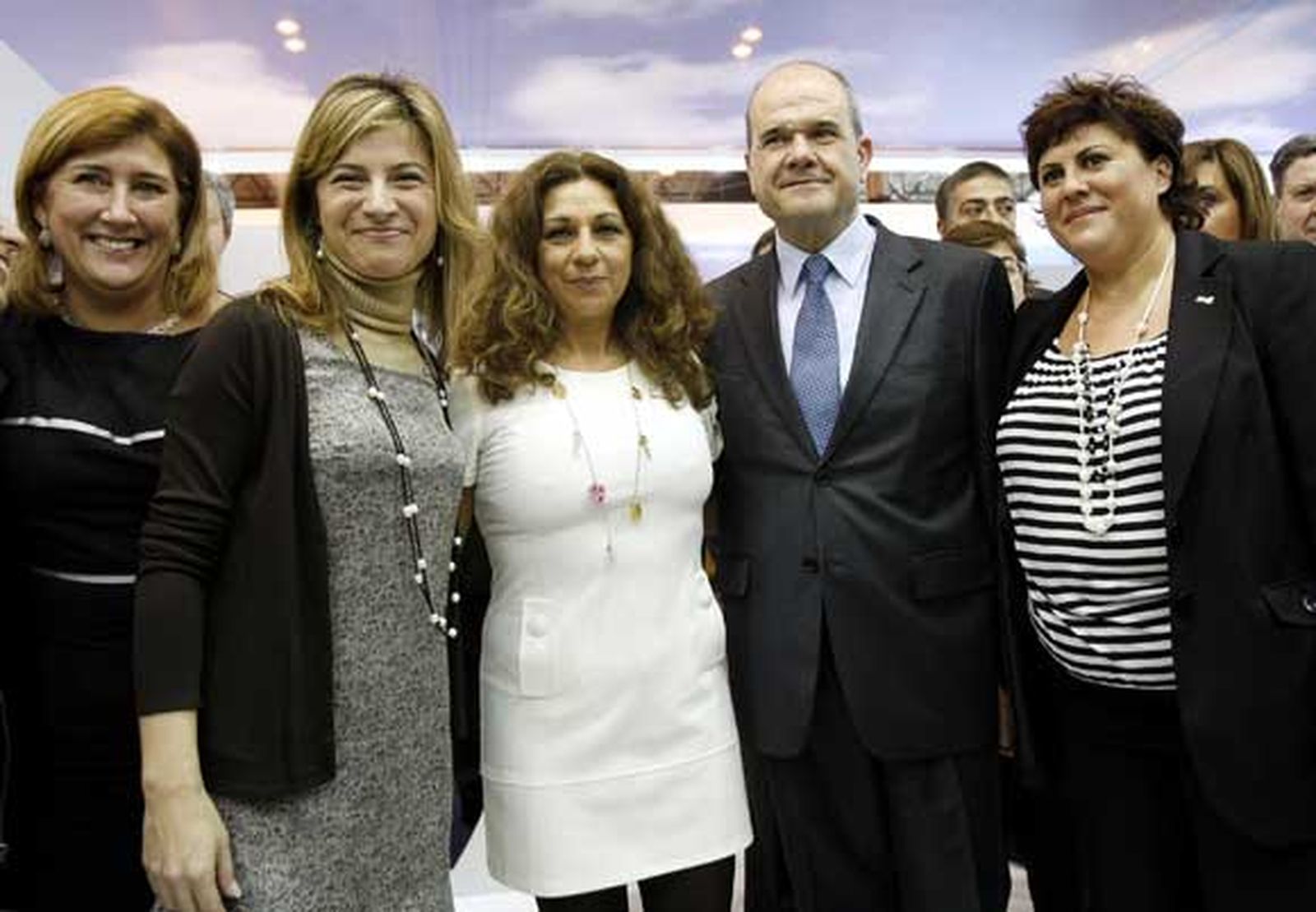 La cantante Lolita en compañía de Bibiana Aído, Manuel Chaves e Irene Canca

Foto: Fito Carreto