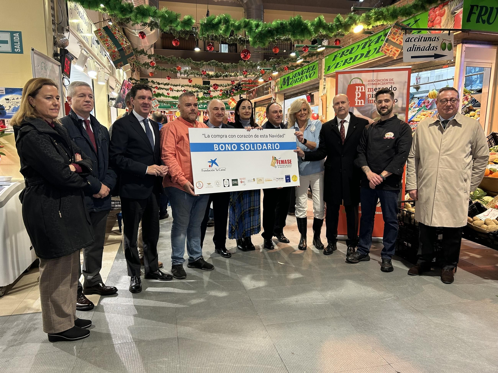 Foto de familia de los representantes de los organismos implicados en el proyecto en el mercado de Pino Montano.