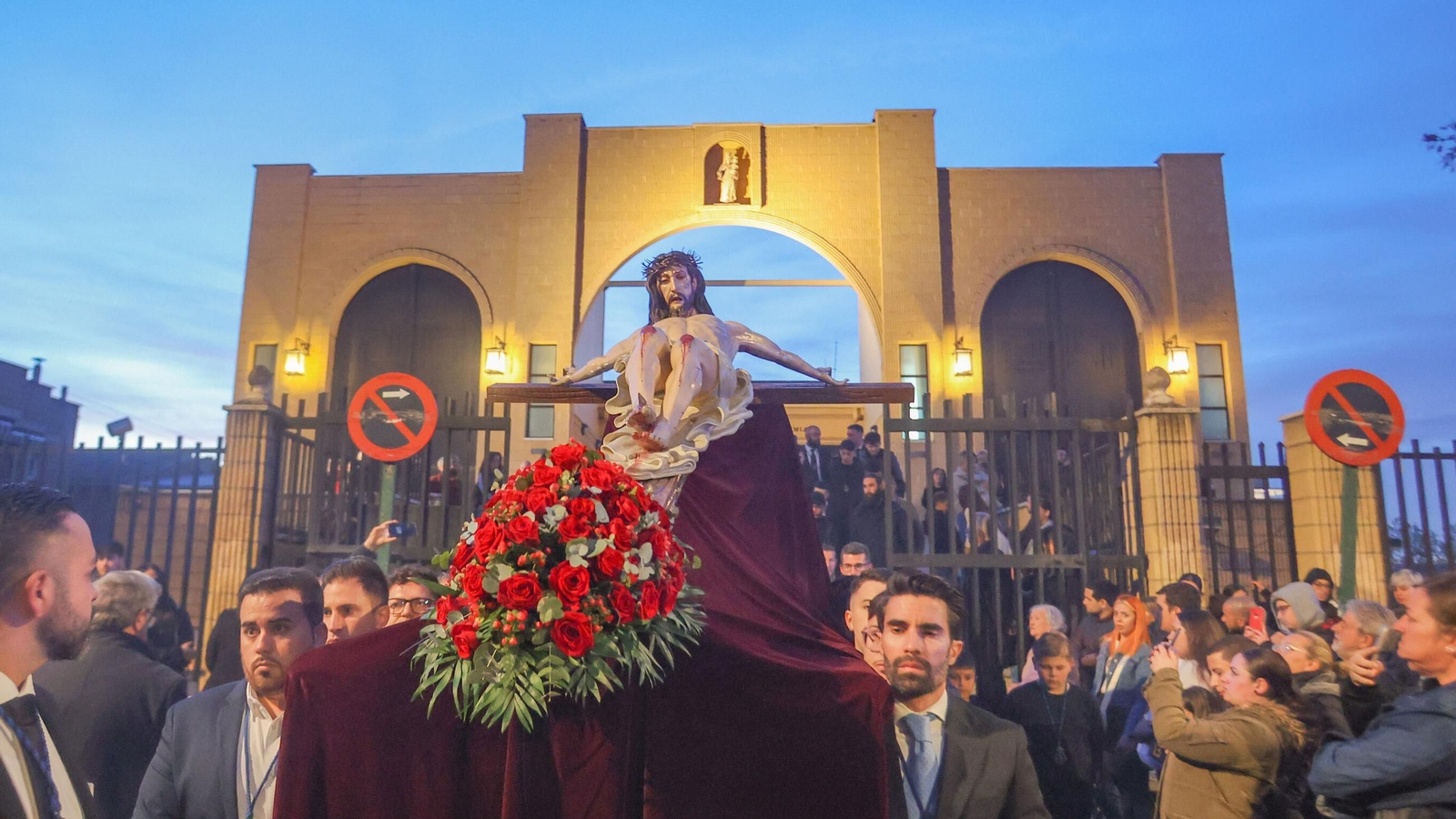 Las mejores imágenes del Vía Crucis de la Hermandad de los Salesianos 2025