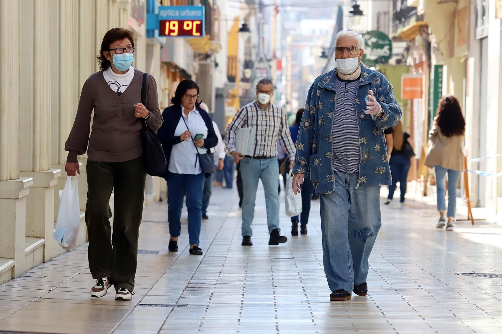 La doble mascarilla reduciría el contagio por coronavirus.