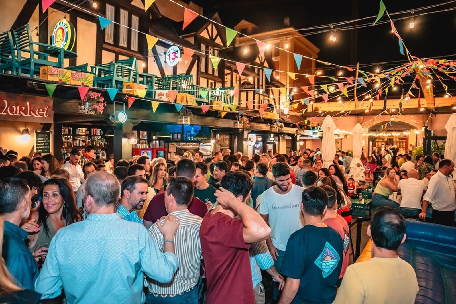 Jóvenes en un bar del centro.
