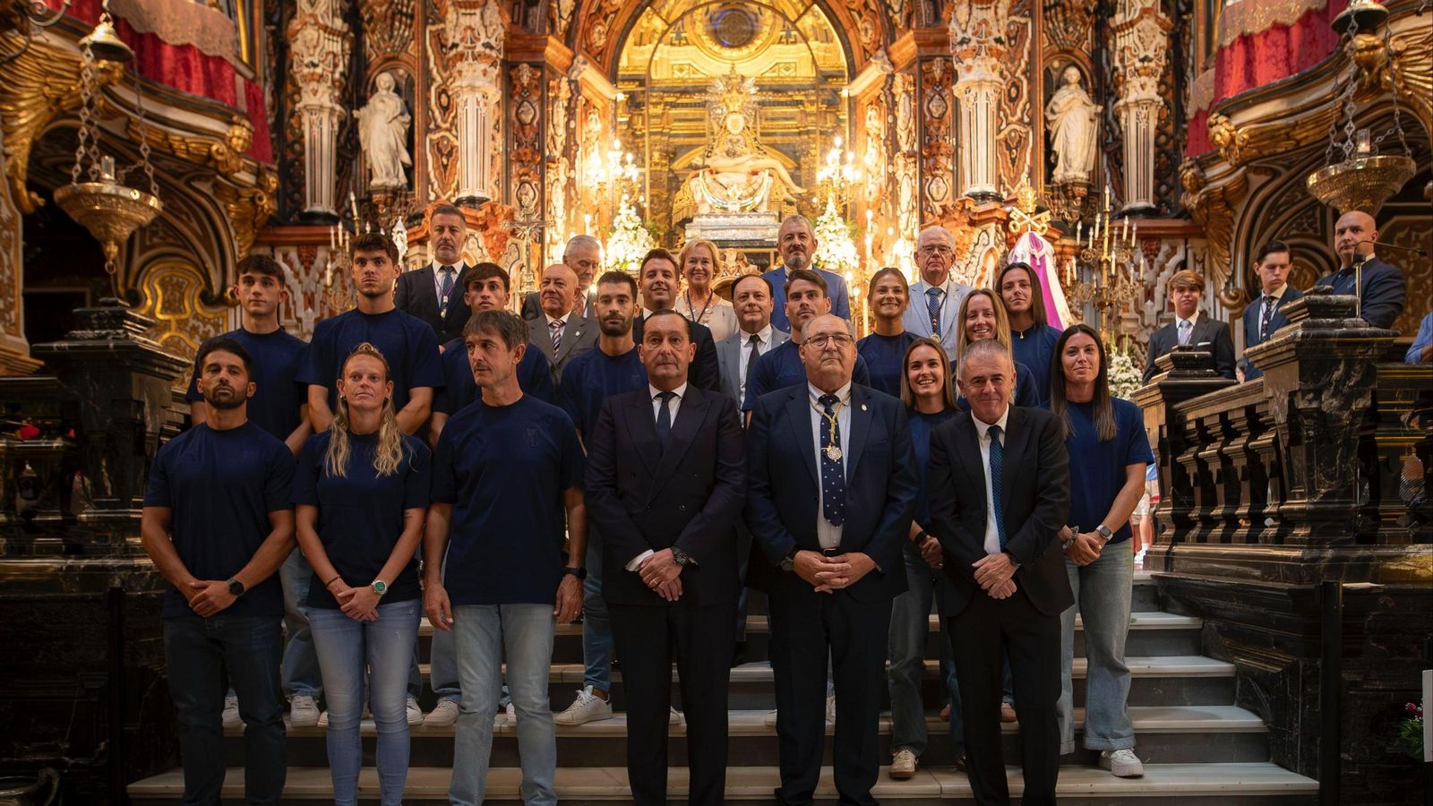 Visita del Granada CF a la Basílica Patronal de la Virgen de las Angustias