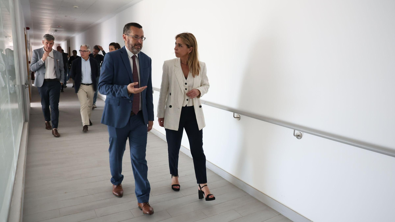 Juan Franco y Almudena Martínez, a primeros de mes en La Línea. Tras ellos, a la izquierda, Sebastián Hidalgo.