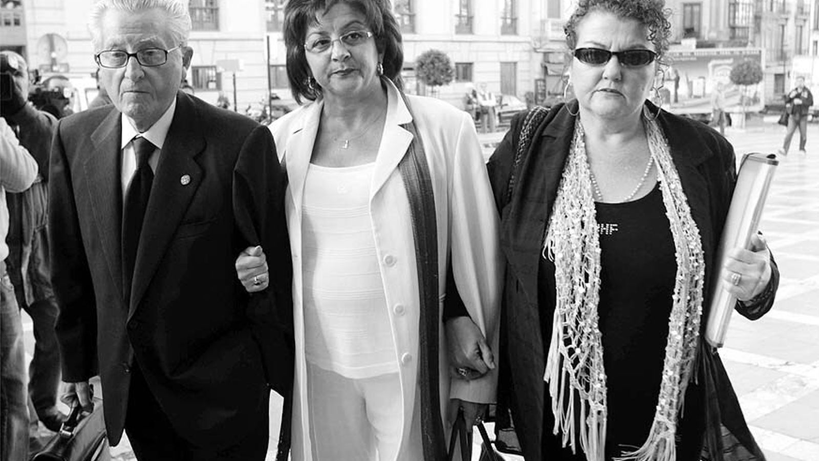 Adelina  Entrena , en el centro, a la entrada de la sede del TSJA.