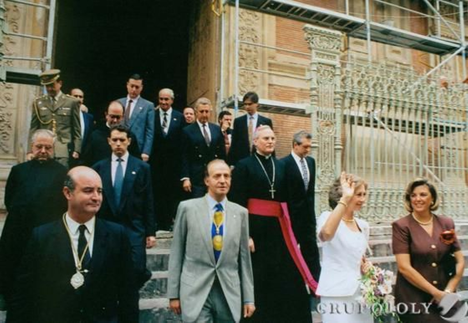 El Salvador, en 1992.  Los Reyes inauguran la muestra 'Esplendores de Sevilla', que reunió varios pasos de la Semana Santa. En la imagen, junto al arzobispo Amigo Vallejo y Luis Rodríguez-Caso.

Foto: D.S.