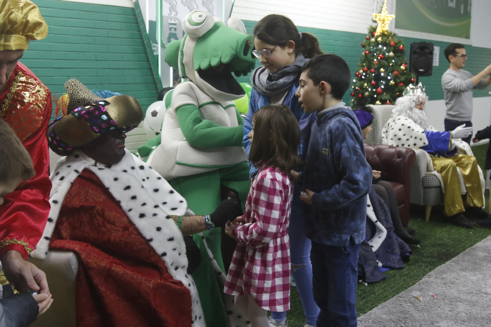 Los Reyes Magos en El Arcángel con la afición del Córdoba CF, en imágenes