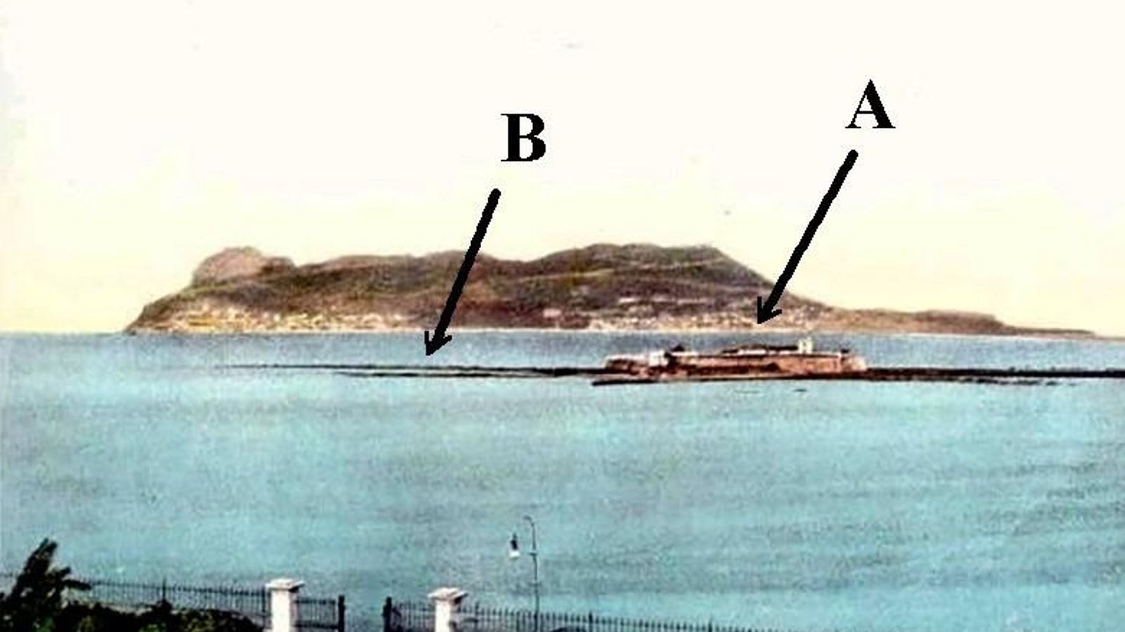 La Isla Verde vista desde los alrededores del Hotel Reina Cristina en una fotografía del año 1906. Con la letra A, dicha isla; con la letra B, el arrecife sobre el que se proyectaba construir el rompeolas. La Isla Verde vista desde los alrededores del Hotel Reina Cristina en una fotografía del año 1906. Con la letra A, dicha isla; con la letra B, el arrecife sobre el que se proyectaba construir el rompeolas.