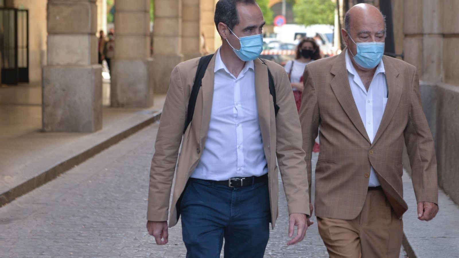 El ex director de Promoción Cristóbal Cantos, a la izquierda.