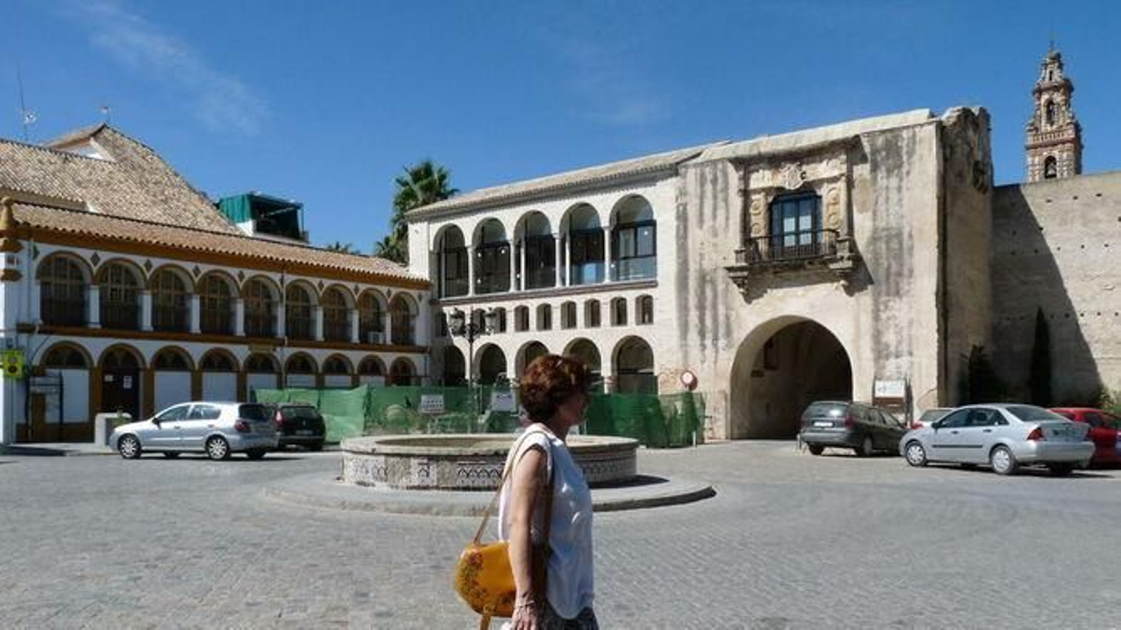 Una mujer pasa delante del Ayuntamiento de Palma del Río