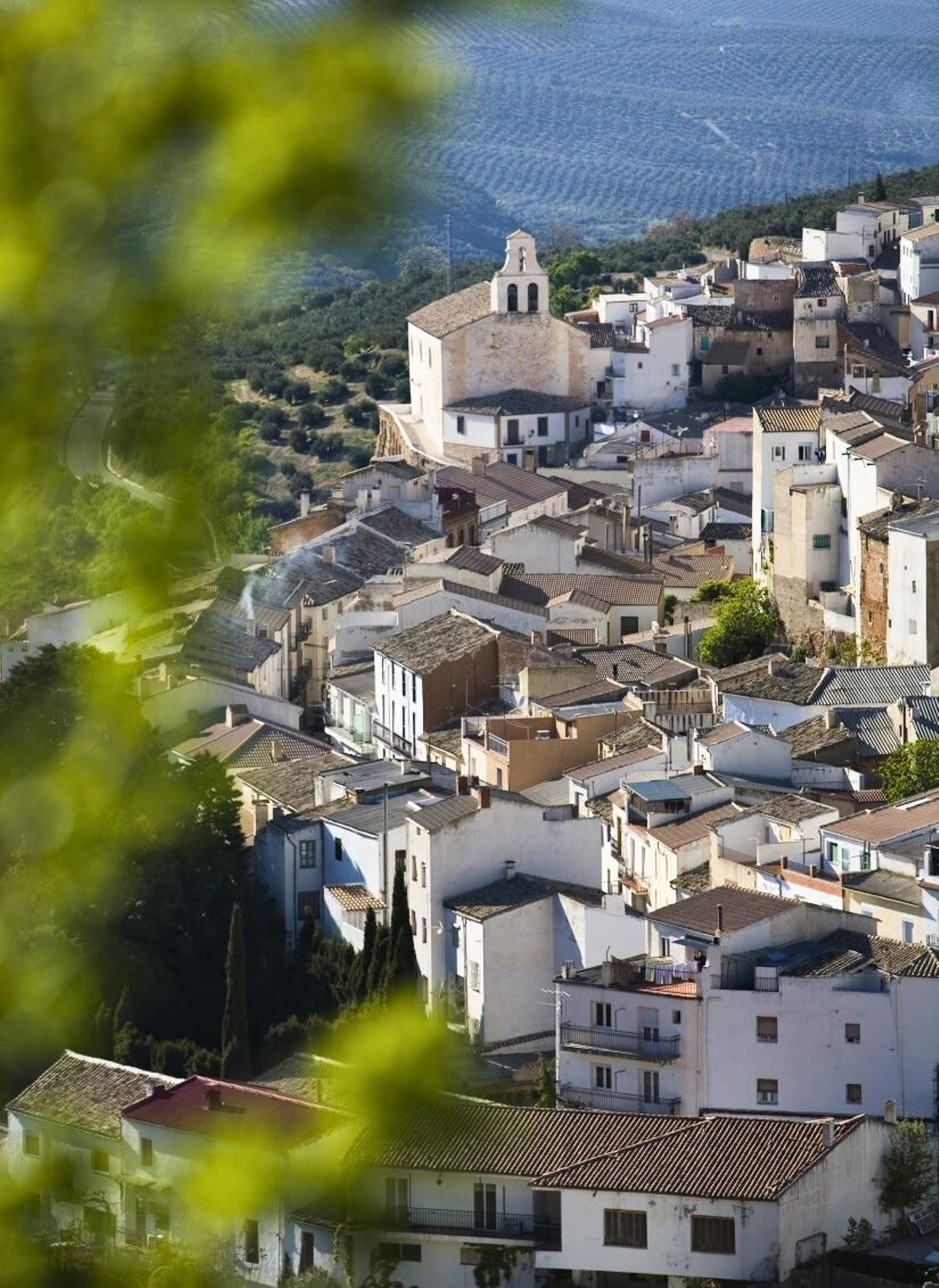 El pueblo blanco andaluz de Torres, en Jaén, ofrece una postal típica de la sierra en Andalucía.