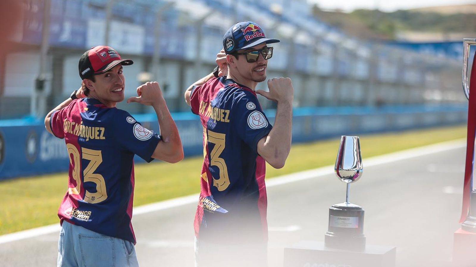 Los hermanos Márquez, posando con la camiseta del FC Barcelona