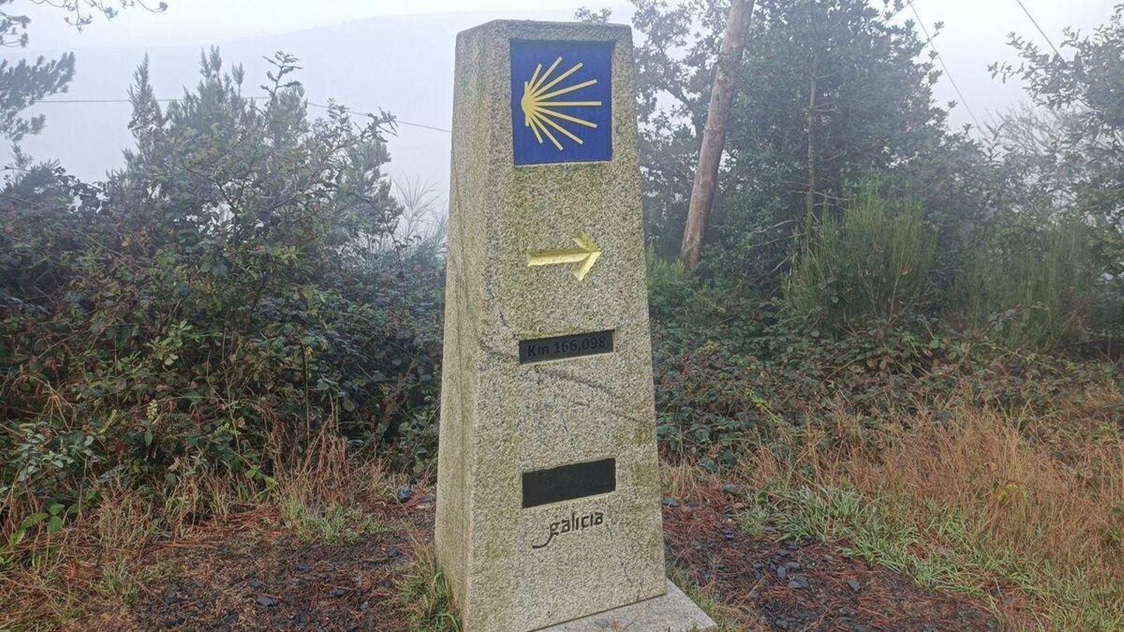 El primer mojón de la Xunta de Galicia en el Camino Primitivo, a 166 Km del final.