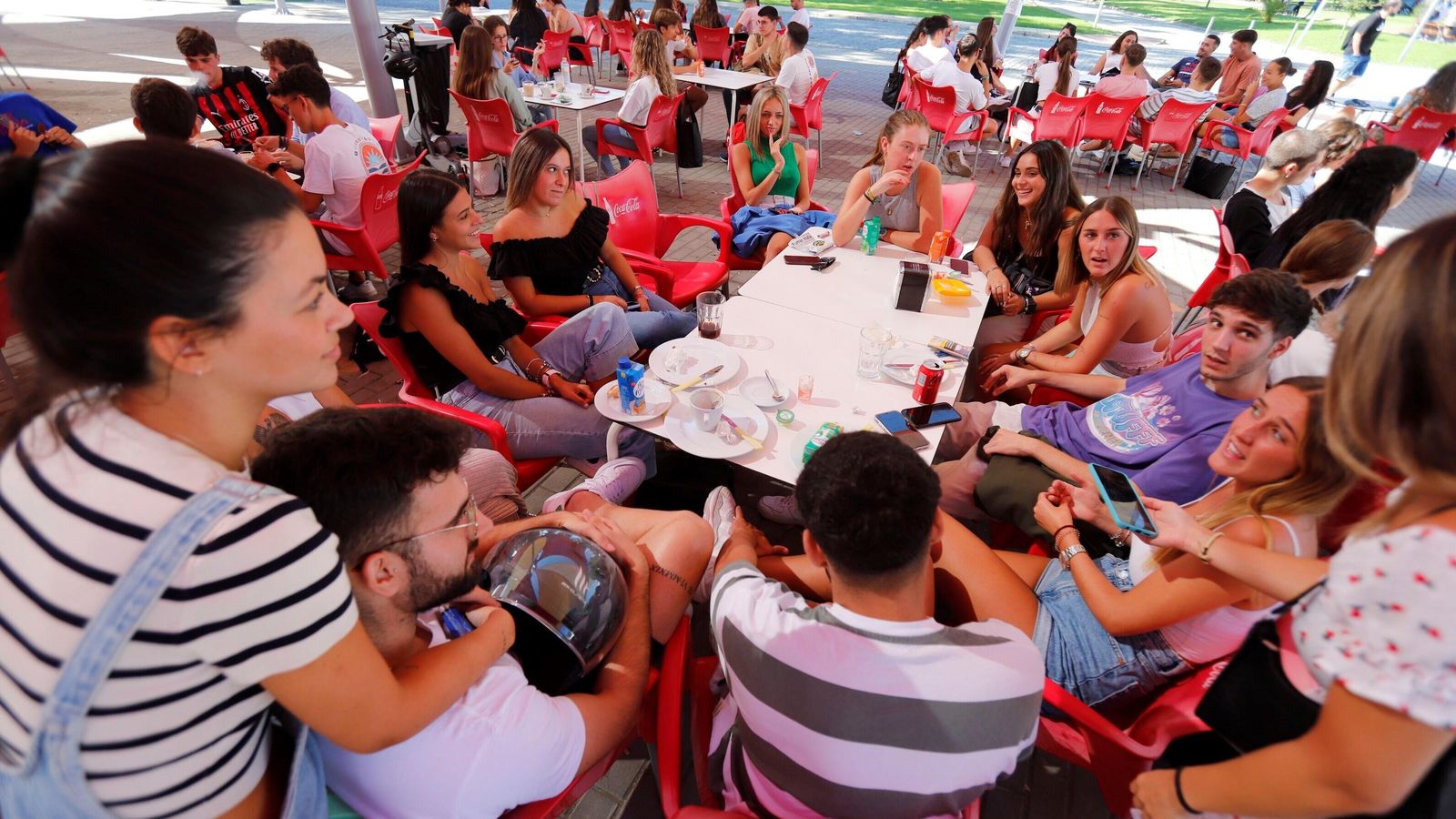 Ambiente universitario en la zona externa del comedor