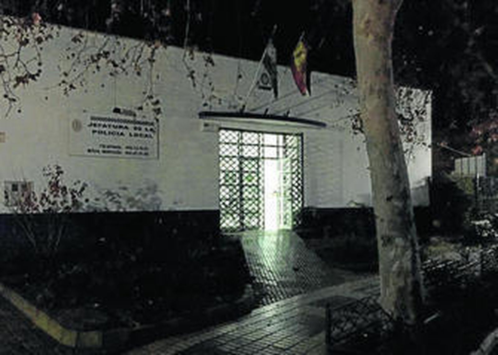 La entrada a la Jefatura de la Policía Local, en un evidente estado de deterioro.