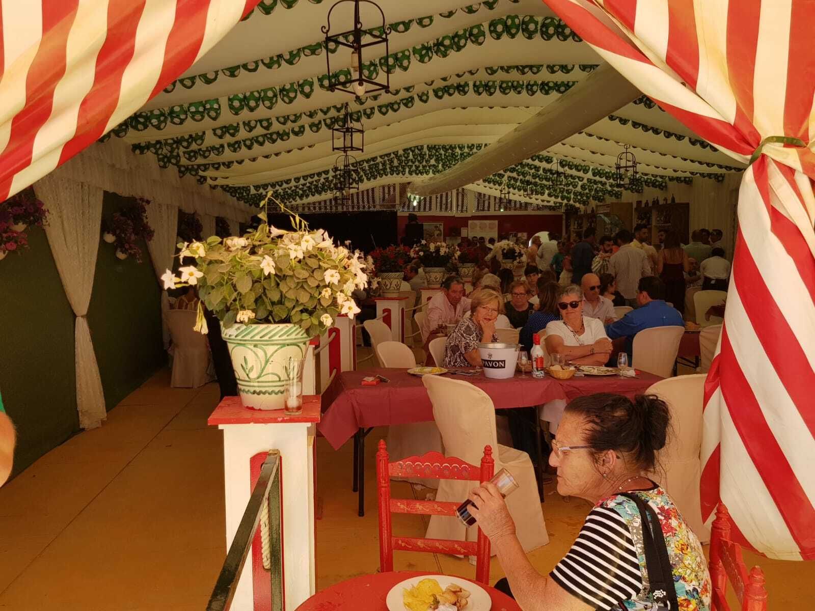 'Sin problemas', otra de las casetas que también han obtenido una mención especial, los macetones han sido la pieza fundamental, dando un toque de elegancia y distinción a la caseta muy poco común y frecuente en la feria portuense.