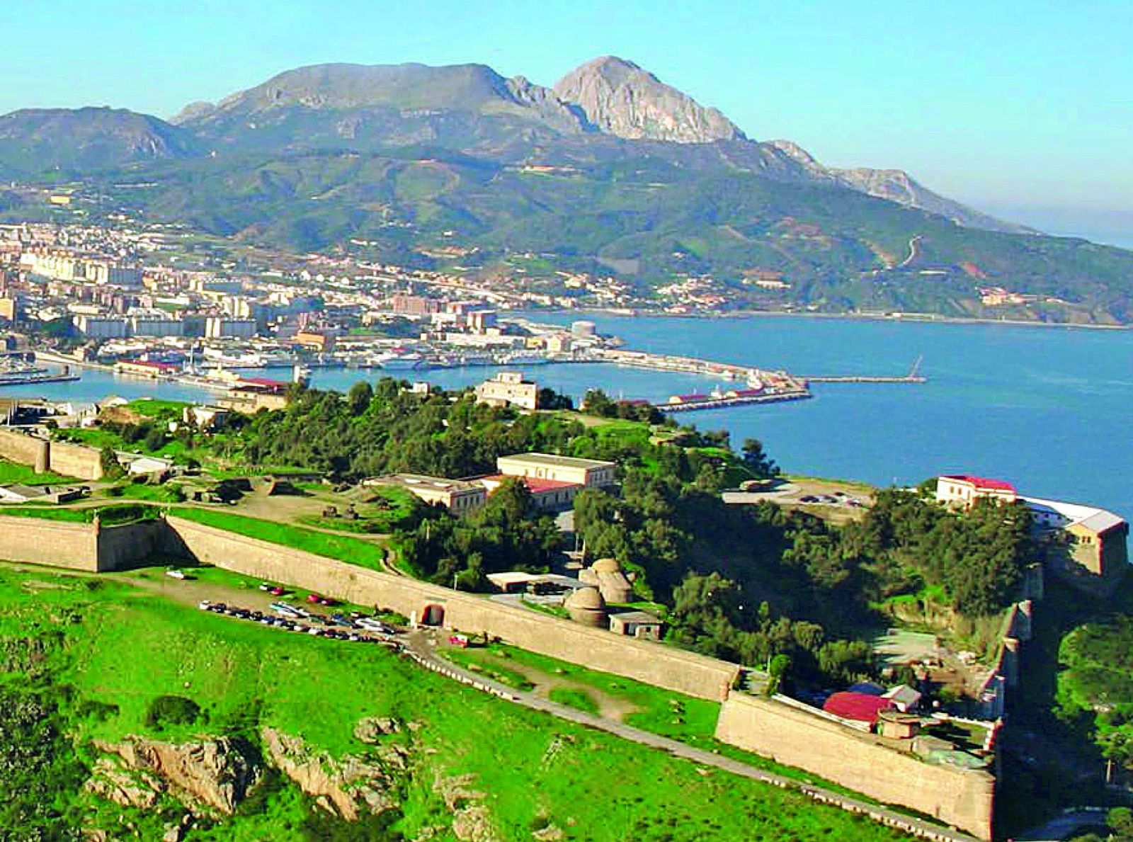Bahía, Puerto y vista general de la Ciudad Autónoma de Ceuta.