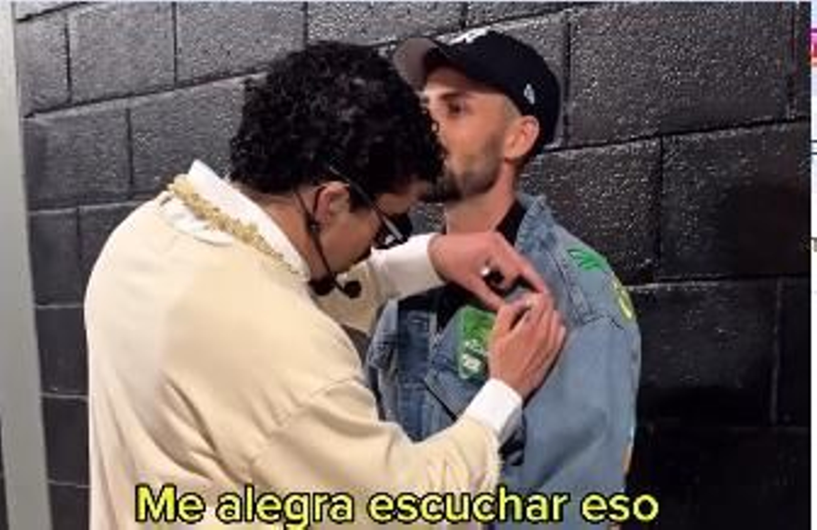 El cantante Bab Bunny firmándole la chaqueta a Jesús Rivas.