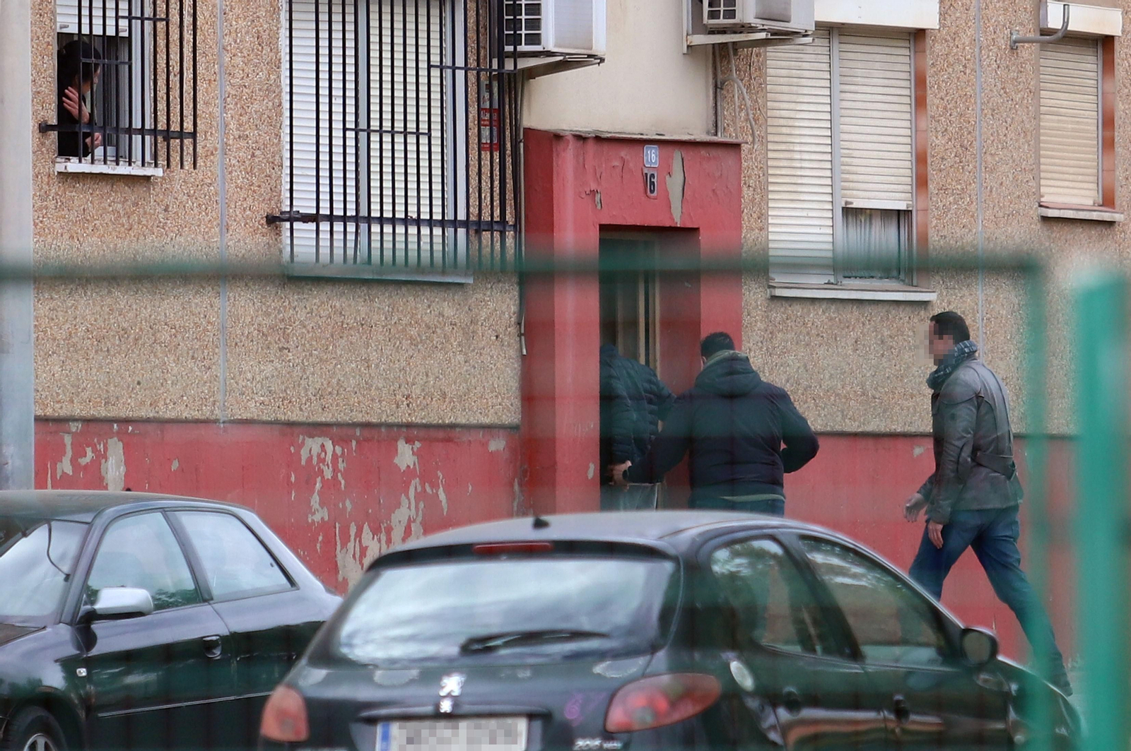 Imágenes del atrincherado que amenazaba con hacer estallar una bombona en el Torrejón, Huelva