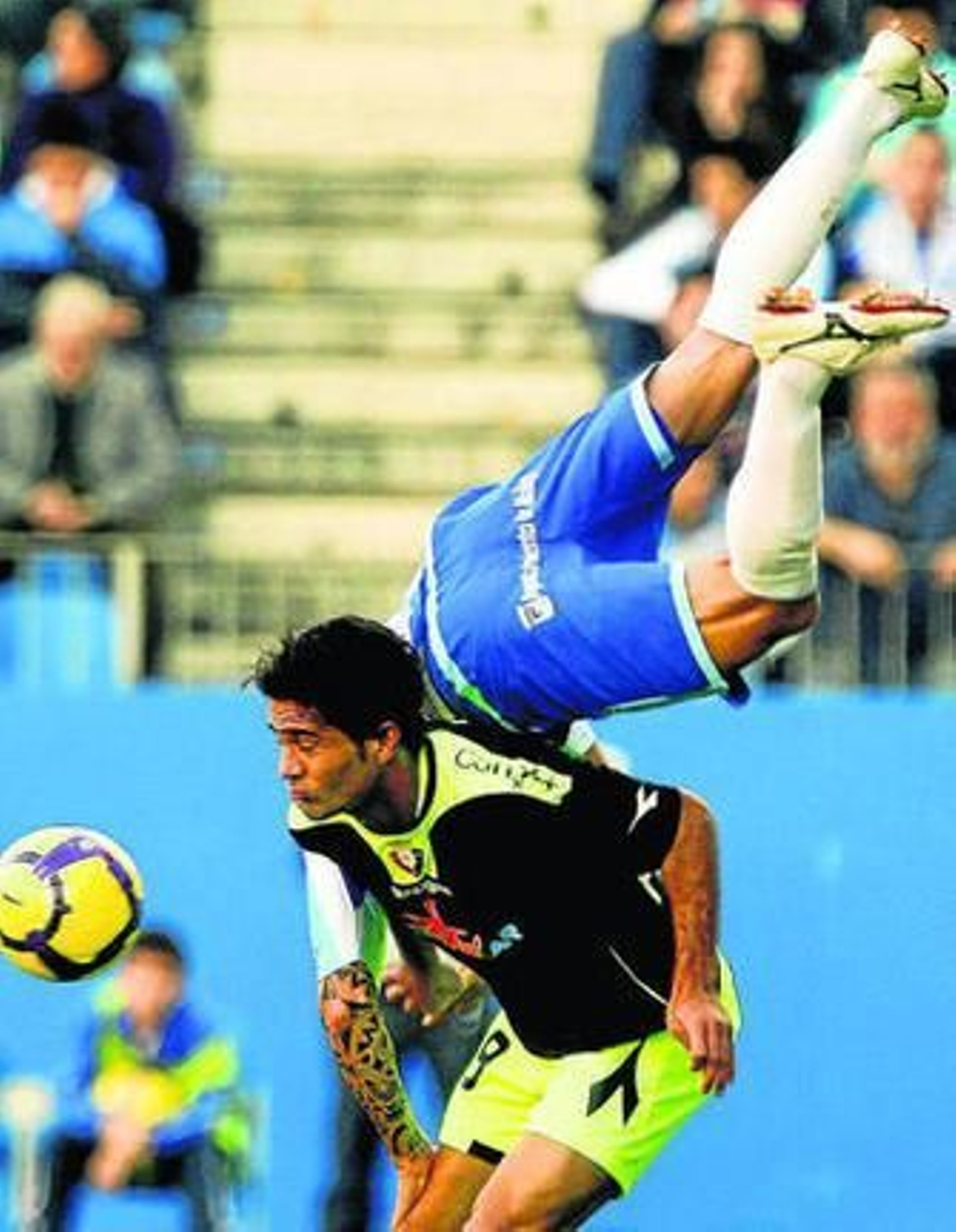 Manolo Gaspar salta por encima de Masoud.