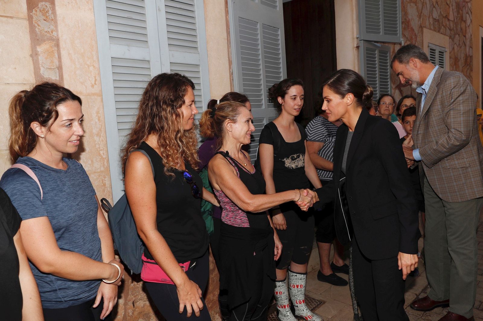 Los Reyes visitan a los afectados por las inundaciones en Mallorca.