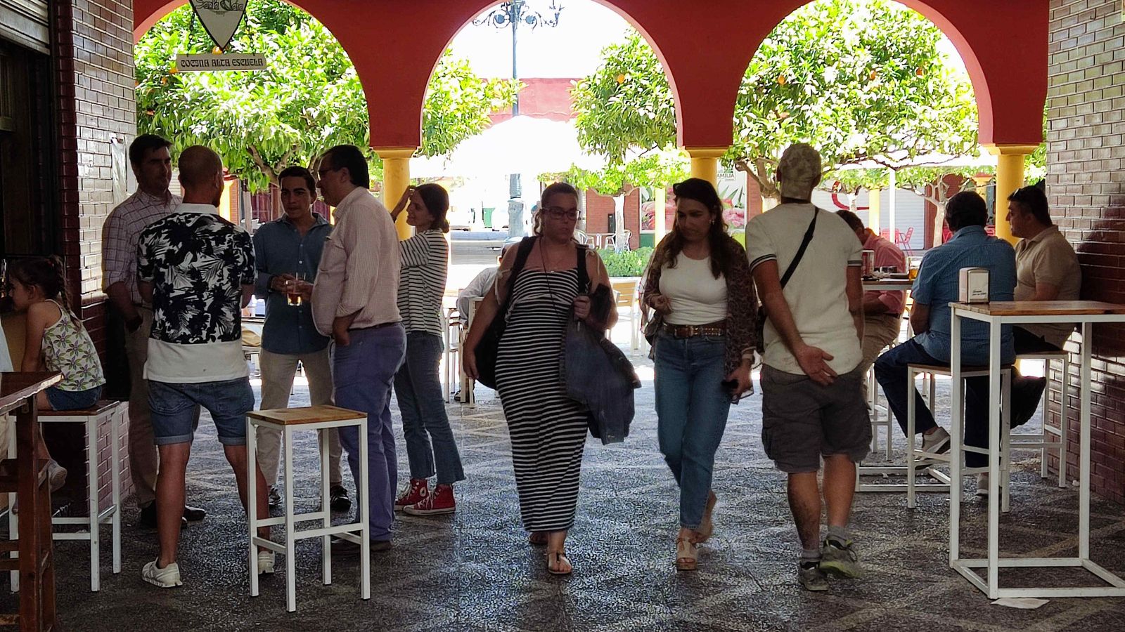 Árboles junto a la zona de los comerciales del barrio.