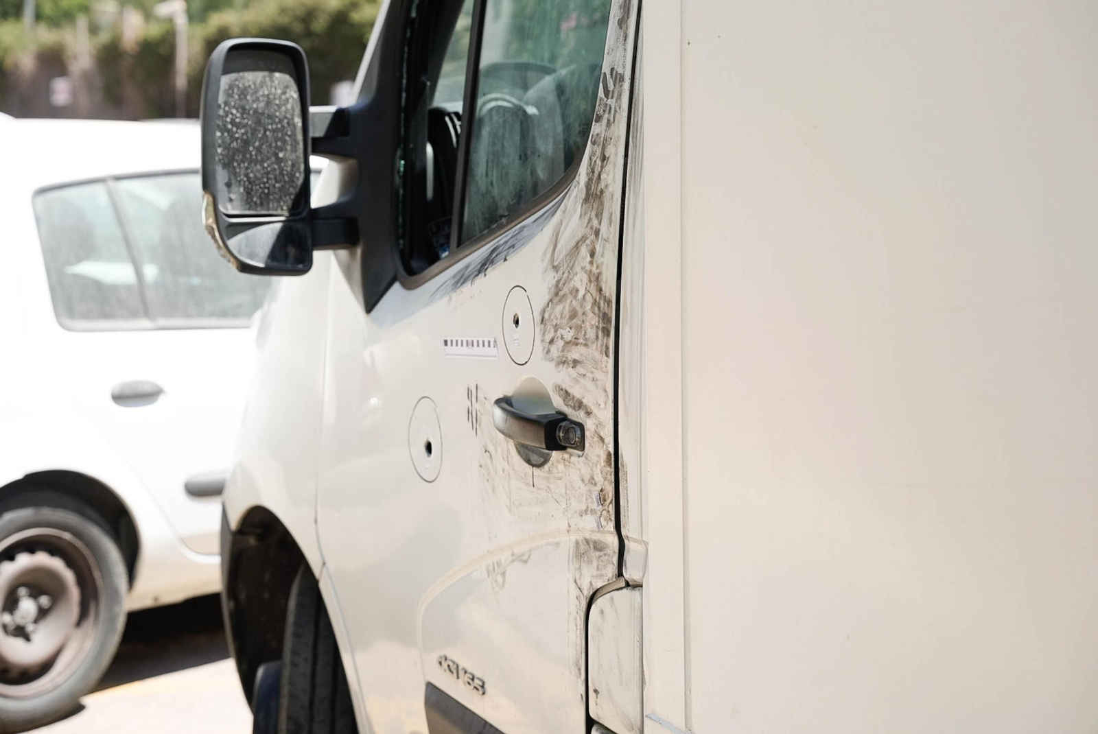 Así ha quedado la camioneta tiroteada en El Toyo por la Policía Local.