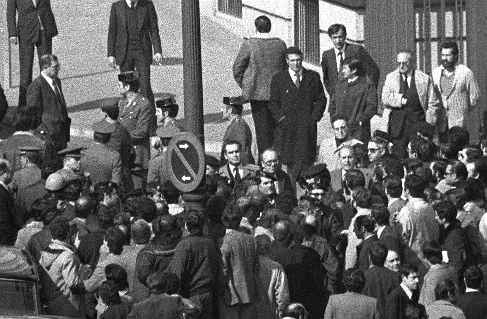 El Teniente Coronel de la Guardia Civil, Tejero Molina, (al fondo) tras abandonar el Palacio de Congresos y entregarse.