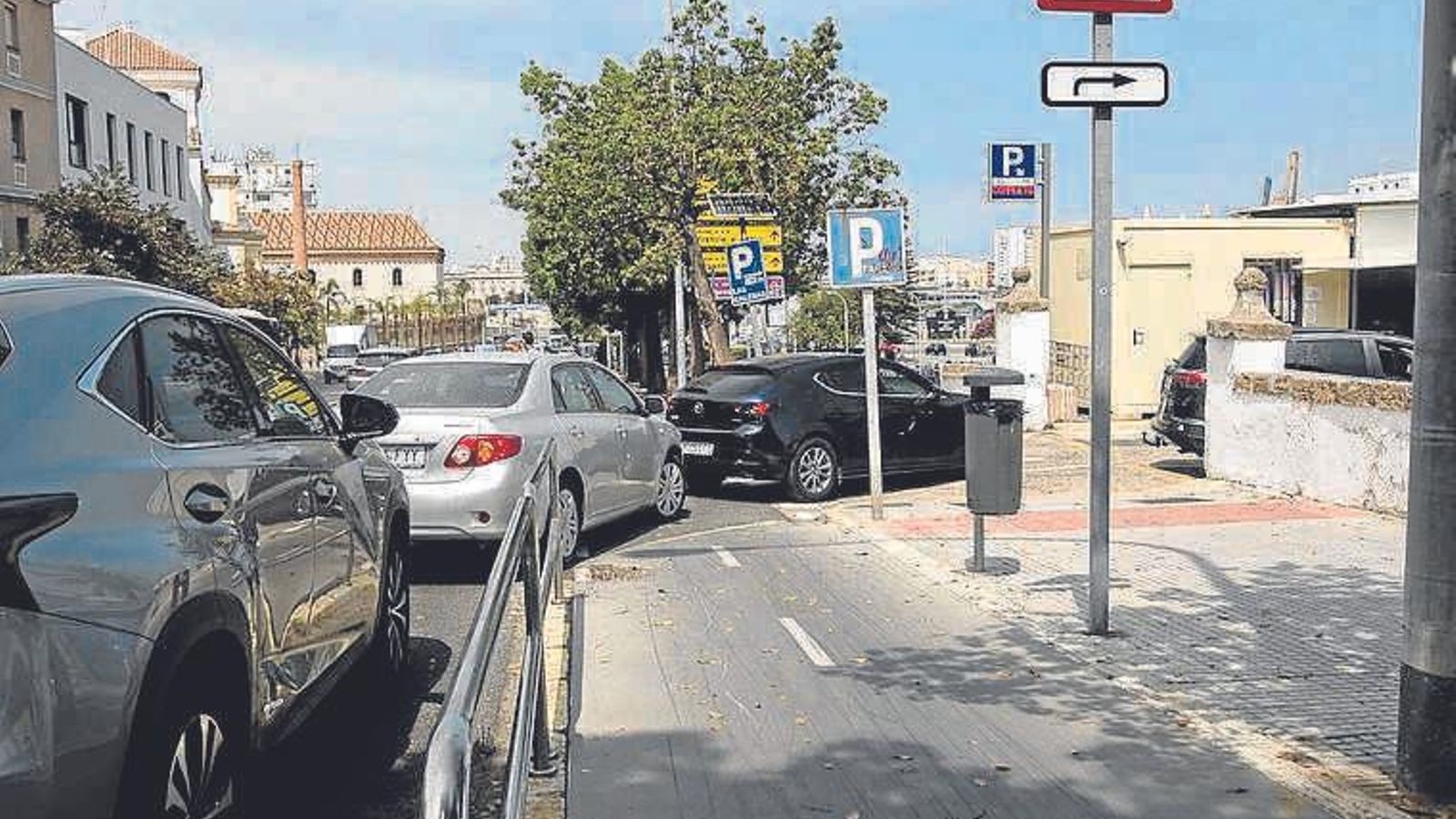 El parking de la Cuesta de las Calesas, con una larga cola a sus puertas.