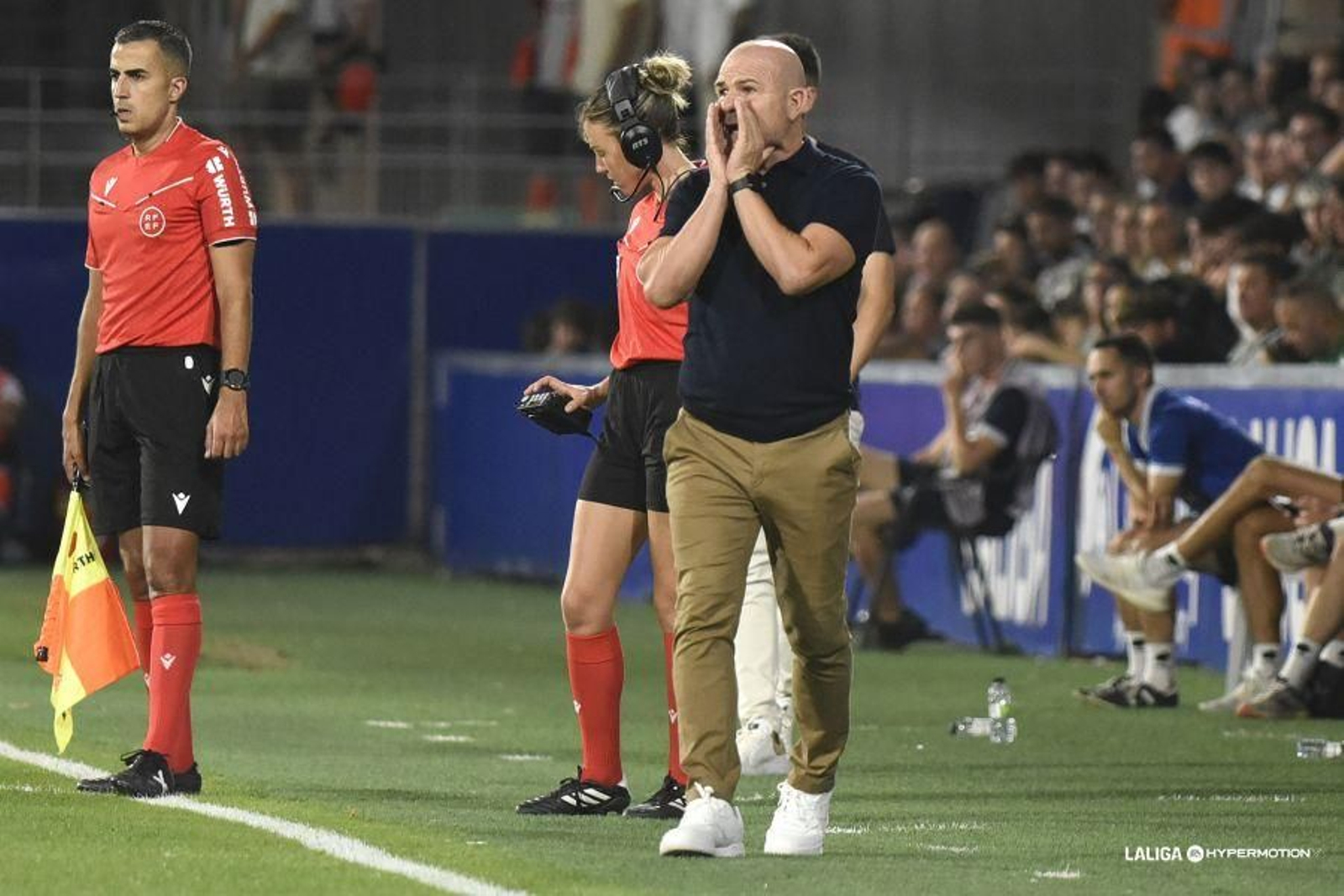 Paco López da indicaciones a sus jugadores