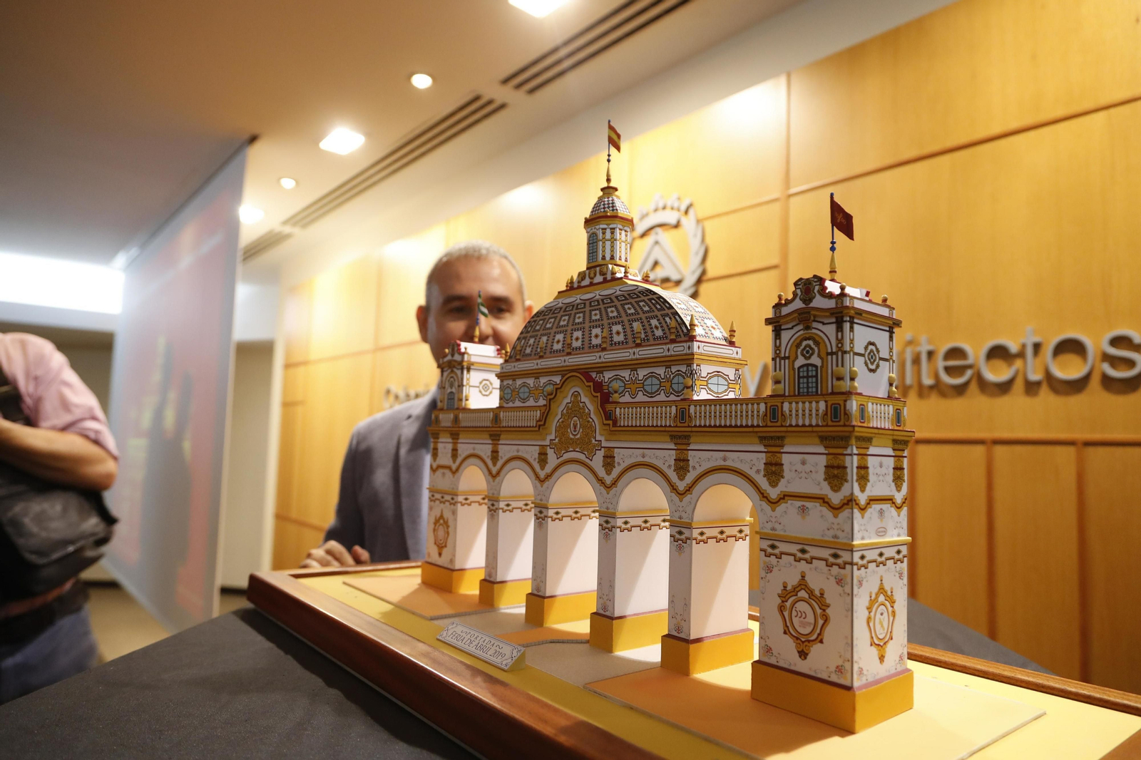 La portada de la Feria de Abril de Sevilla, al detalle