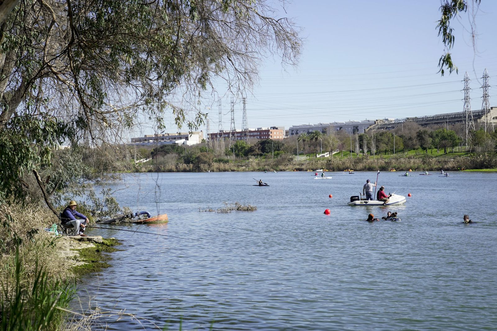 La limpieza solidaria del Guadalquivir en el Centro Náutico del Alamillo, todas las fotos