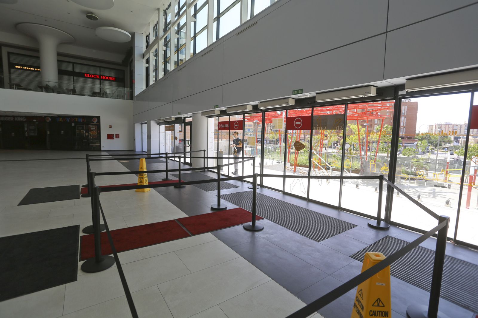 El centro comercial Larios Centro se prepara para su apertura el lunes, en la fase 2 de la desescalada