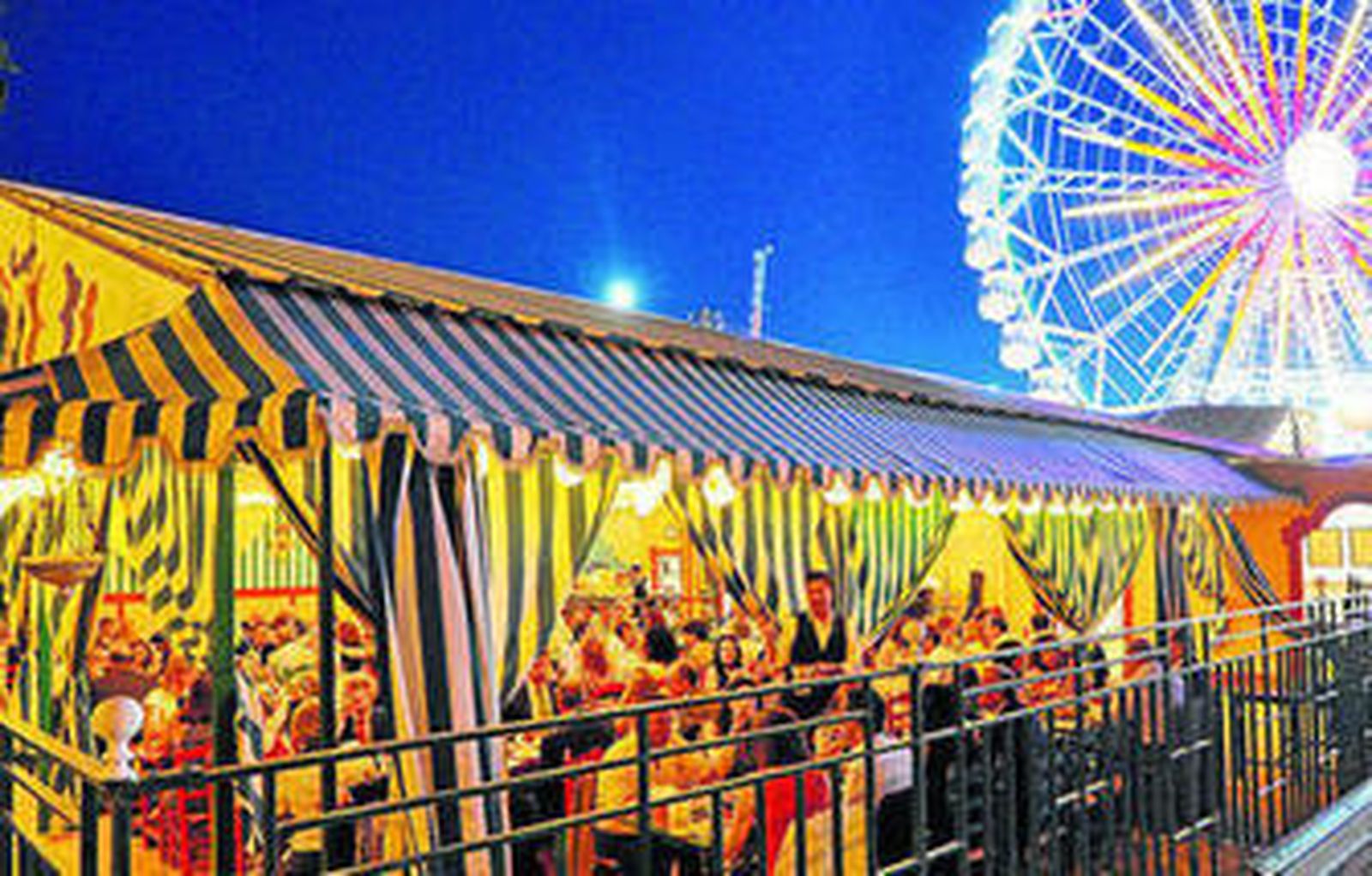 La animación nocturna en una caseta de más de un módulo en la pasada Feria.