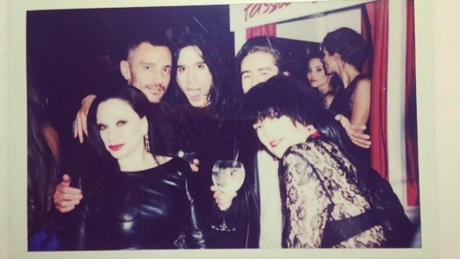 David con amigos como Alaska, Mario Vaquerizo, Bimba y su entonces pareja Pelayo Díaz.