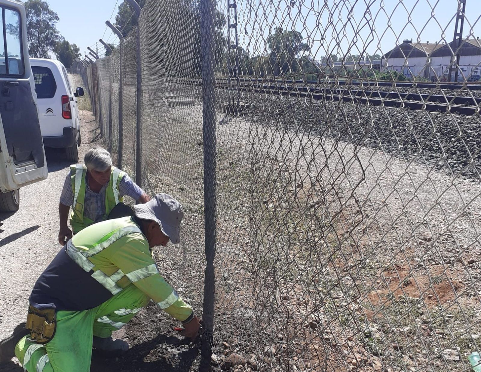 Operarios de ADIF reparan el vallado del tren en Bellavista.