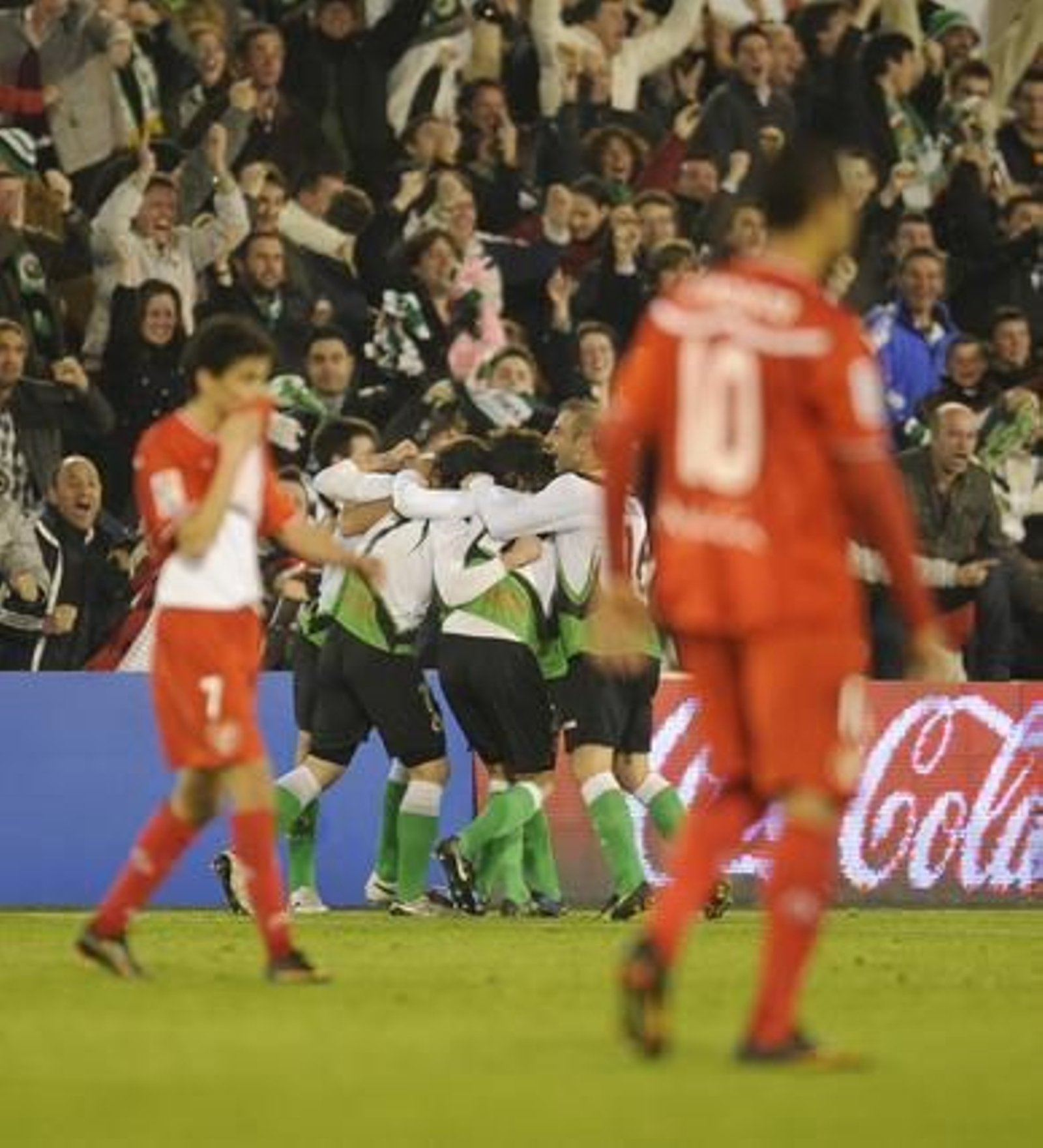 El Sevilla pierde un punto en el descuento frente al Racing (3-2). / Félix Ordóñez