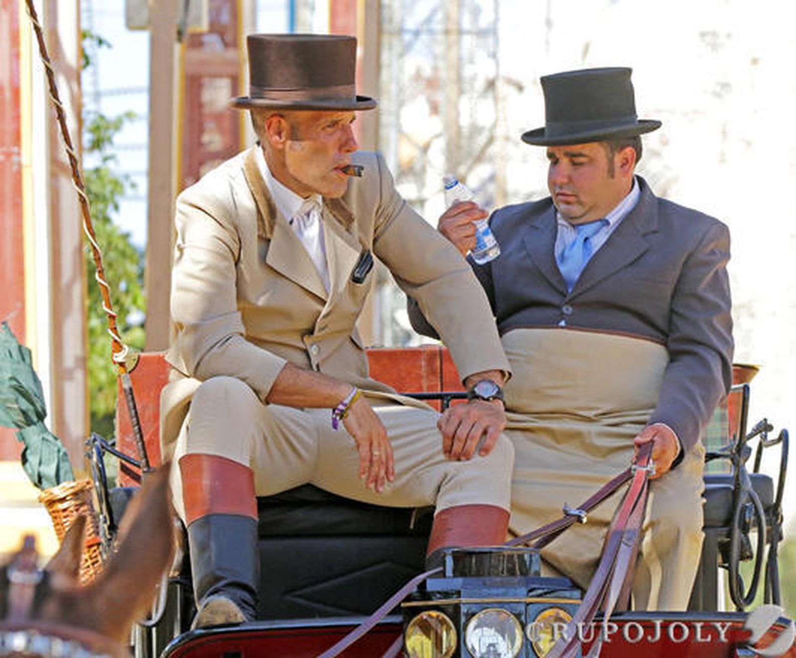 Un cochero y su servidor aprovechan ayer un parón para fumar y refrescarse.

Foto: Miguel Angel Gonzalez