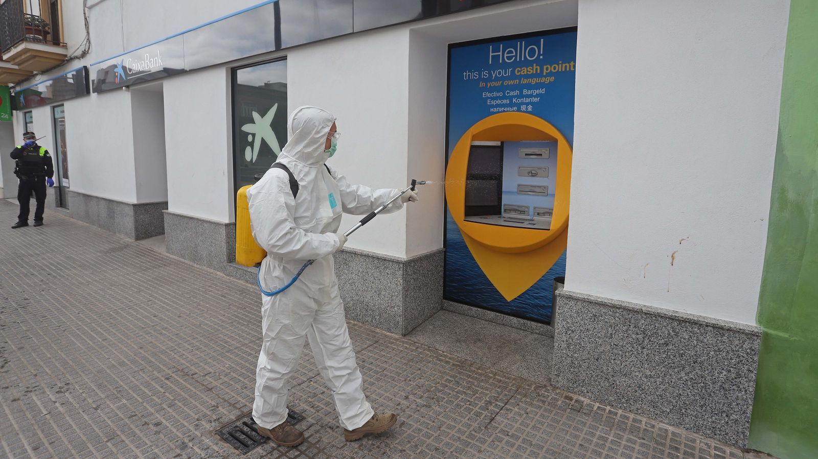 Fotos de las tareas de desinfección y limpieza de la Infantería de Marina en Tarifa
